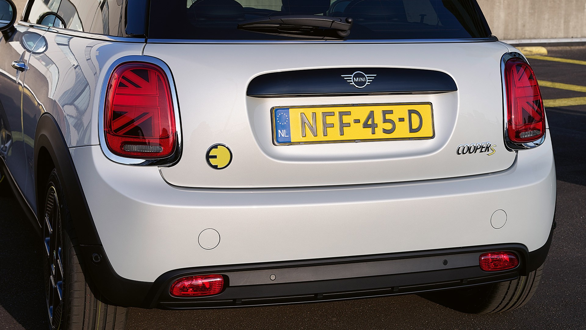 MINI Cooper SE de 3 puertas – tubo de escape – parachoques trasero MINI Cooper SE de 3 puertas – tubo de escape – parachoques trasero